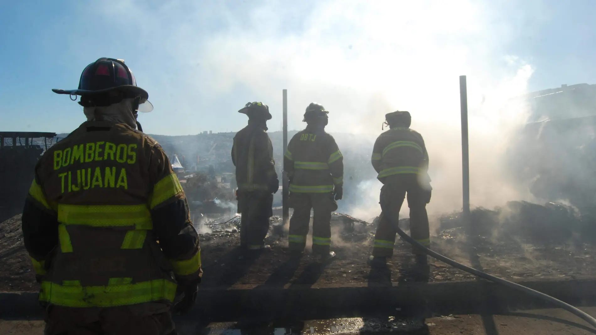 bomberos apagan incendio en col (5)